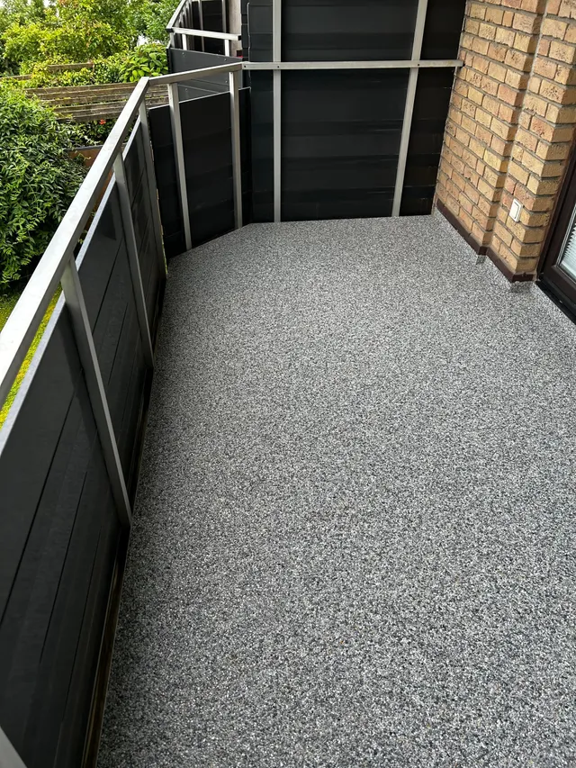 Sanierter Balkon mit Steinteppich