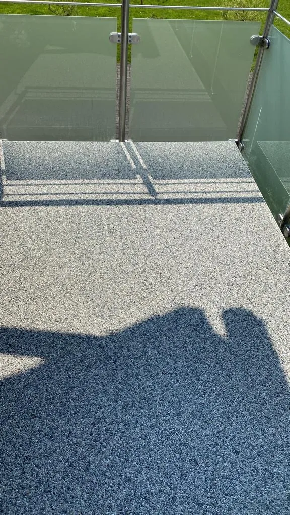 Fertiger Steinteppich auf Balkon