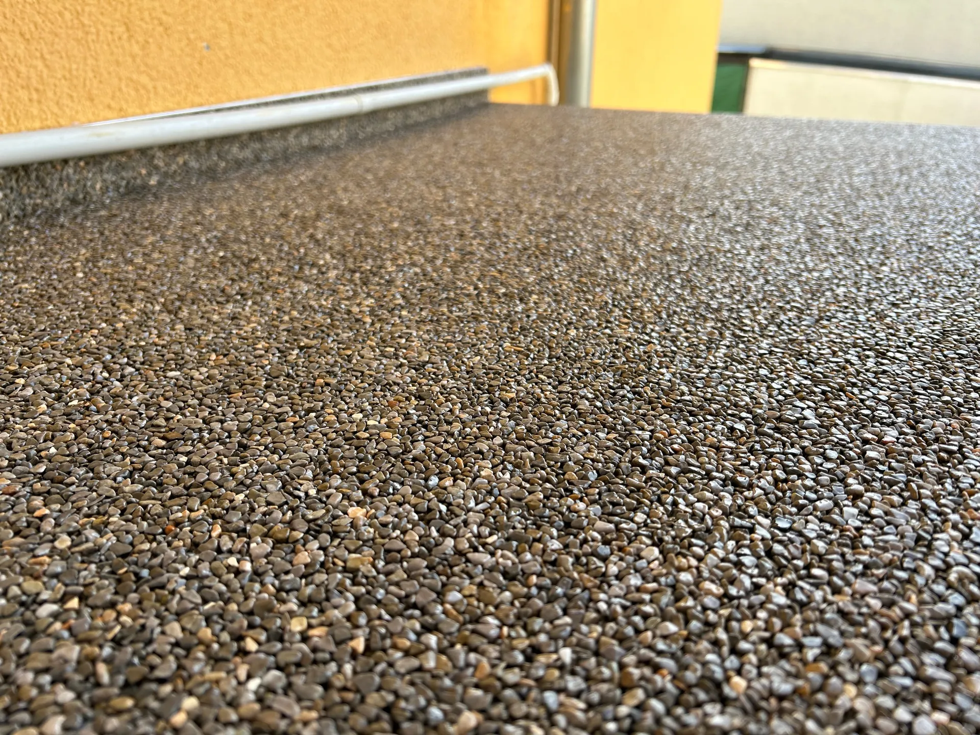 Fertiger Balkon mit Steinteppich-Beschichtung und Geländer
