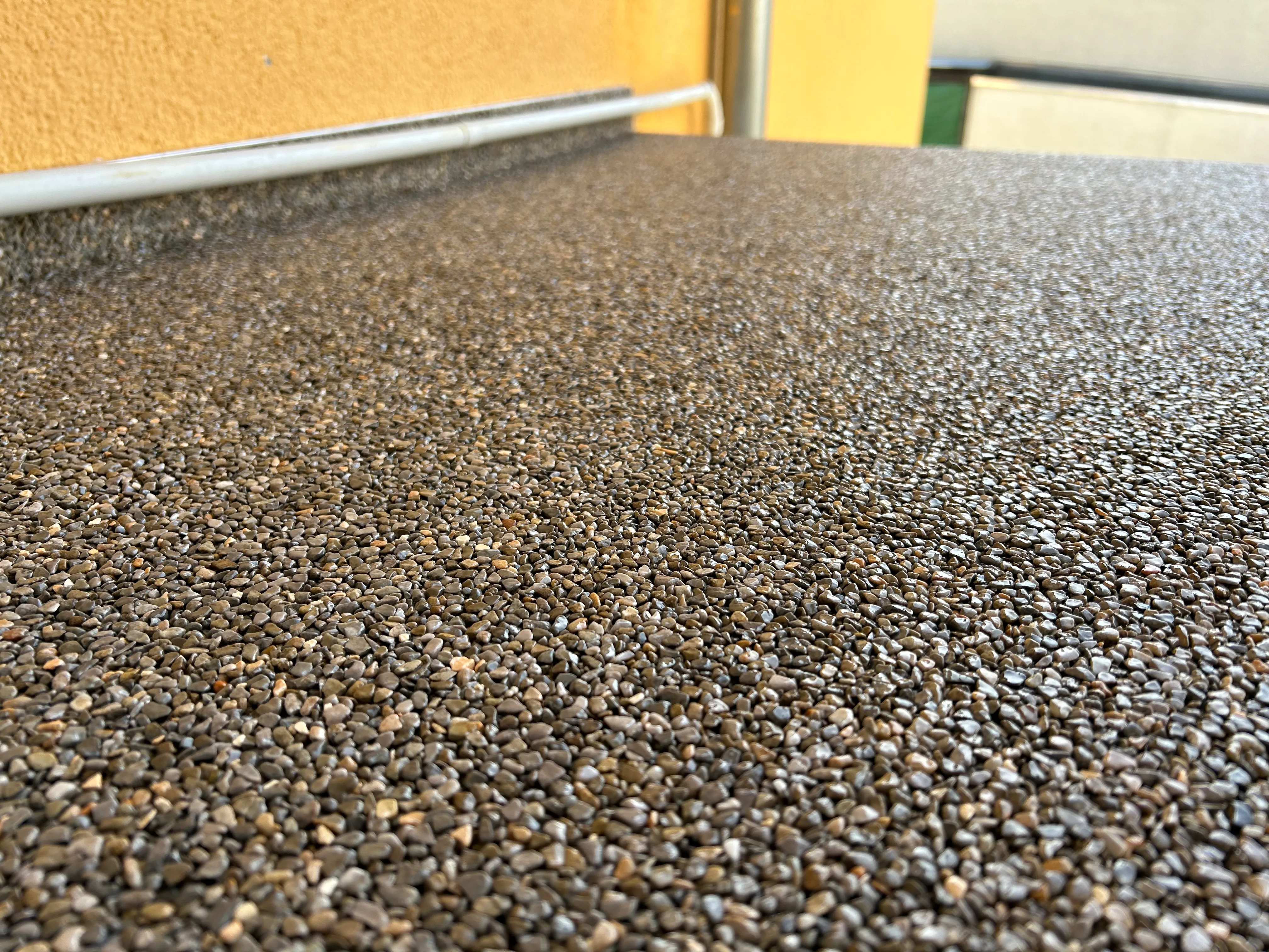 Fertiger Balkon mit Steinteppich-Beschichtung und Geländer