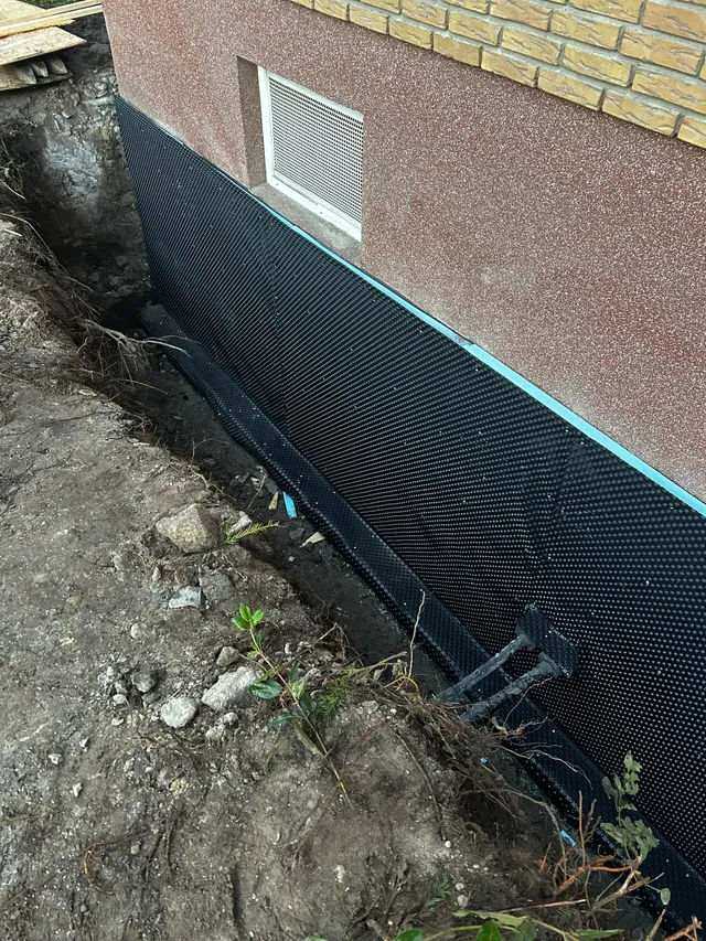 Noppenbahn und Drainage vor dem Verfüllen