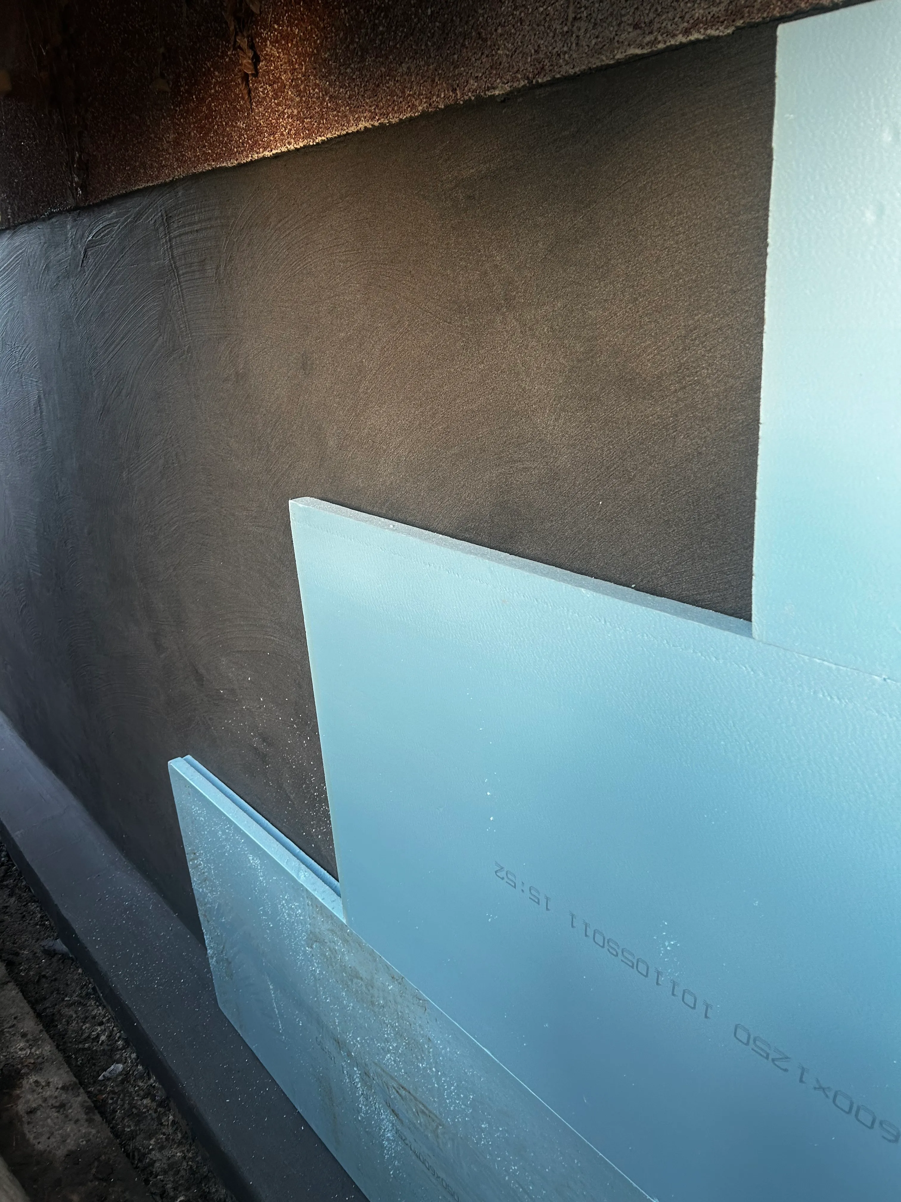 XPS-Dämmplatten auf KMB-abgedichteter Wand